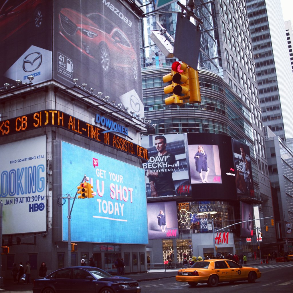 蓝色调中的黄色相当抢眼