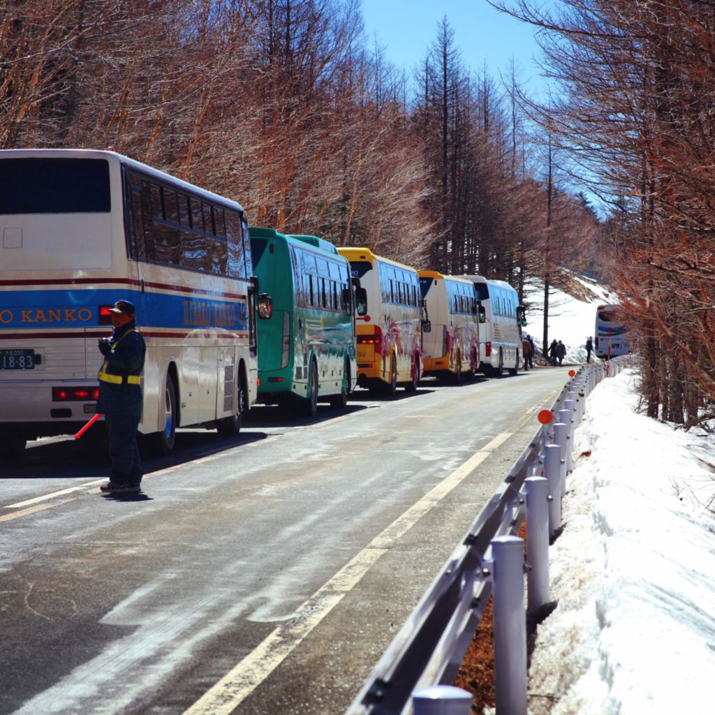 由于大学封山，原本可以上到五丁目的车只能去到四丁目就不能继续上山了