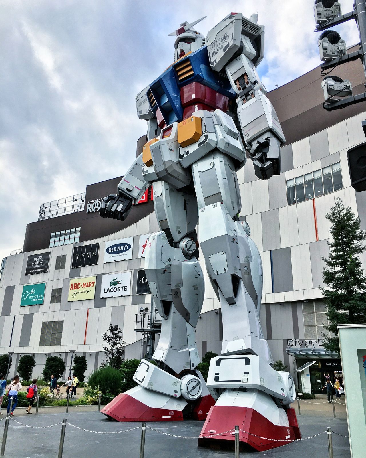 东京台场上的巨型高达