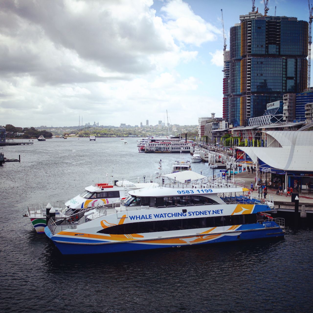 海边的CBD酒吧街