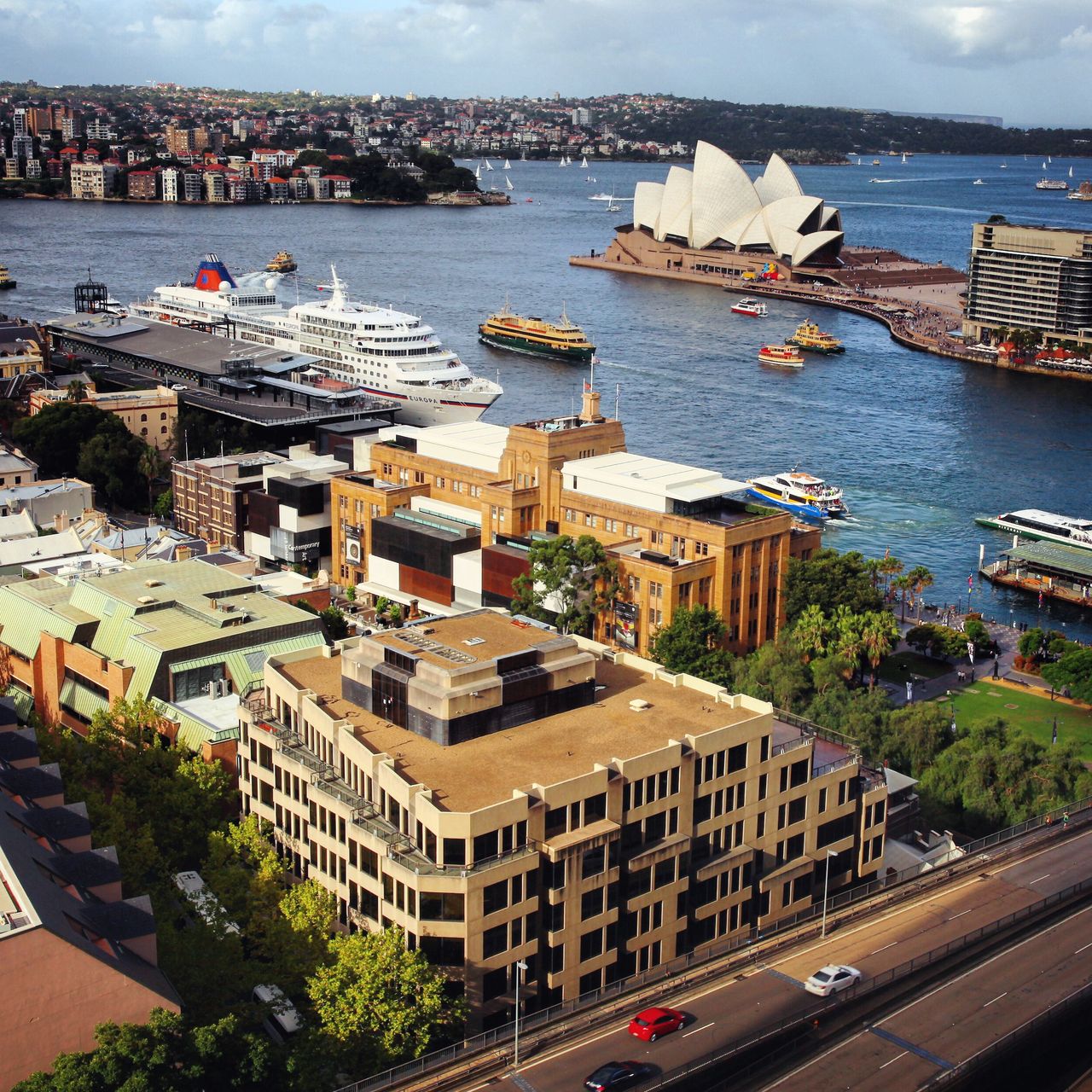 靠近窗户再看清楚一点