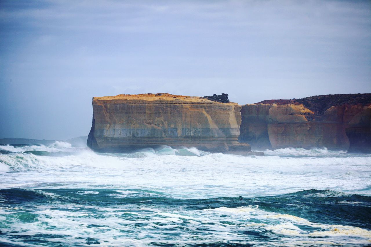 经过海水重刷露出的彩色岩层