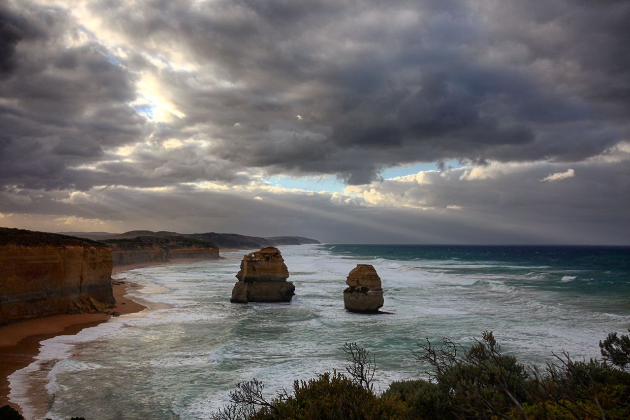 迎接晨光的十二门徒岩