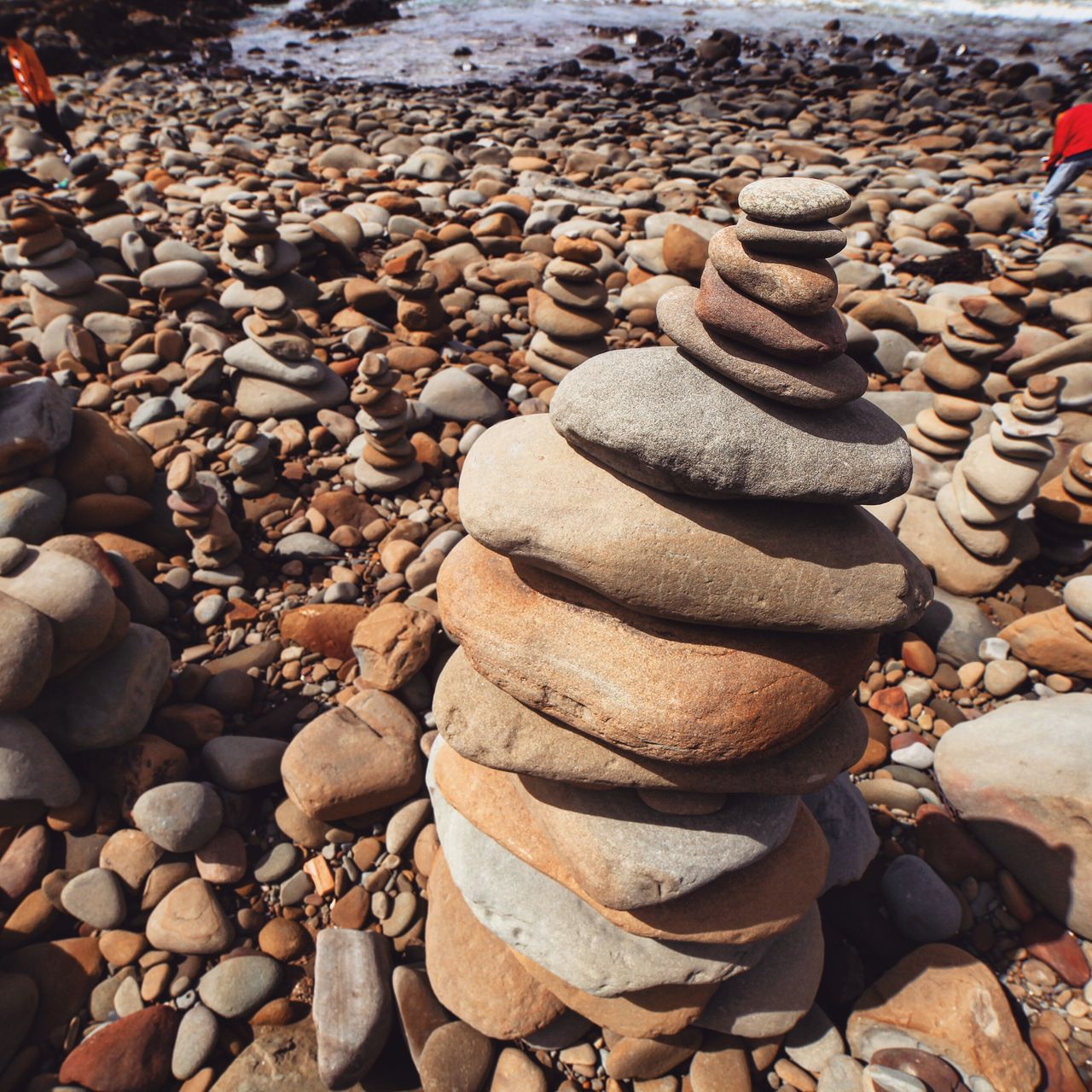 一个大浪冲过来的话，还能剩下多少座呢？