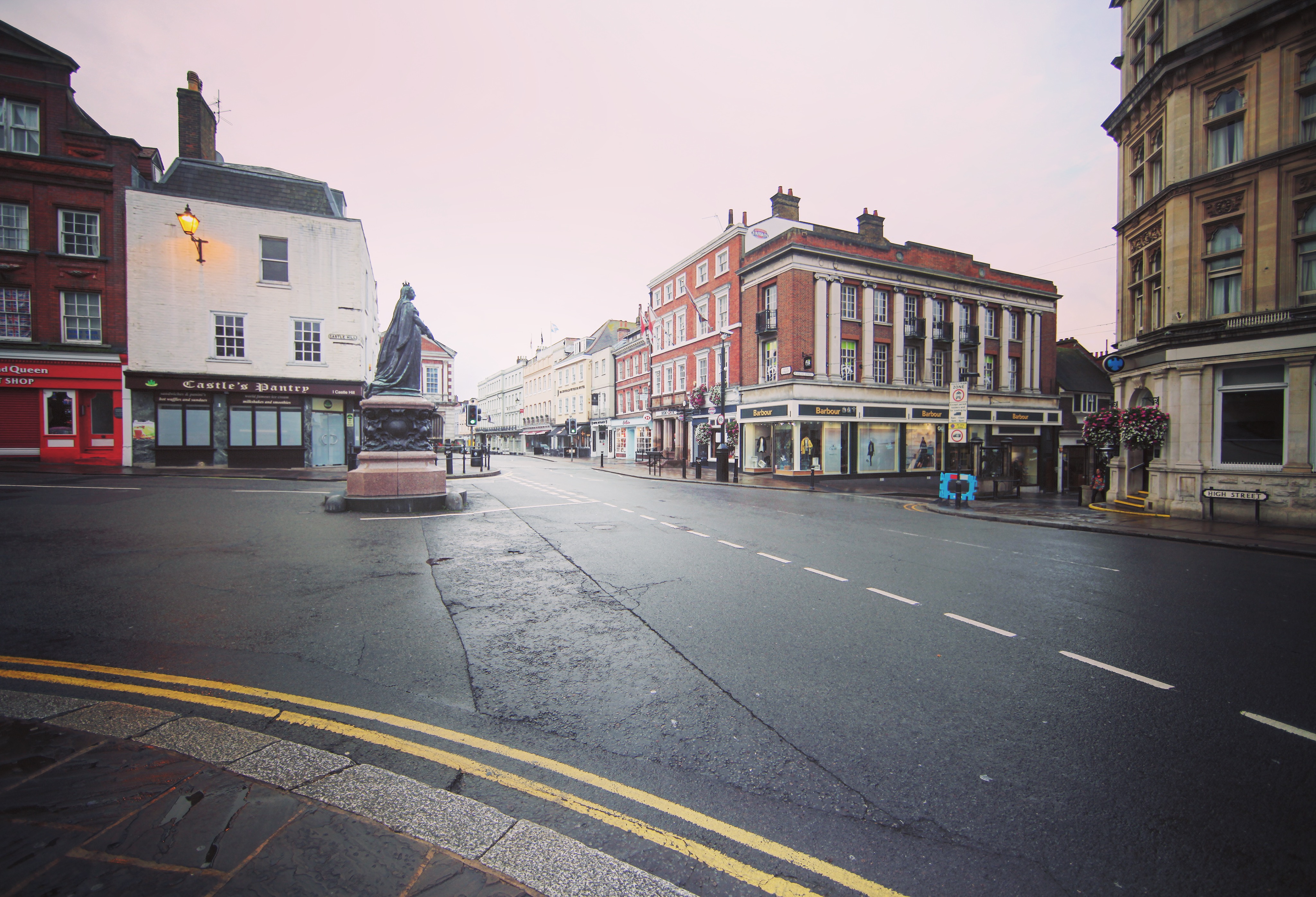 这里会是最热闹的十字路口，只是因为现在是早上7点多，一个人都没