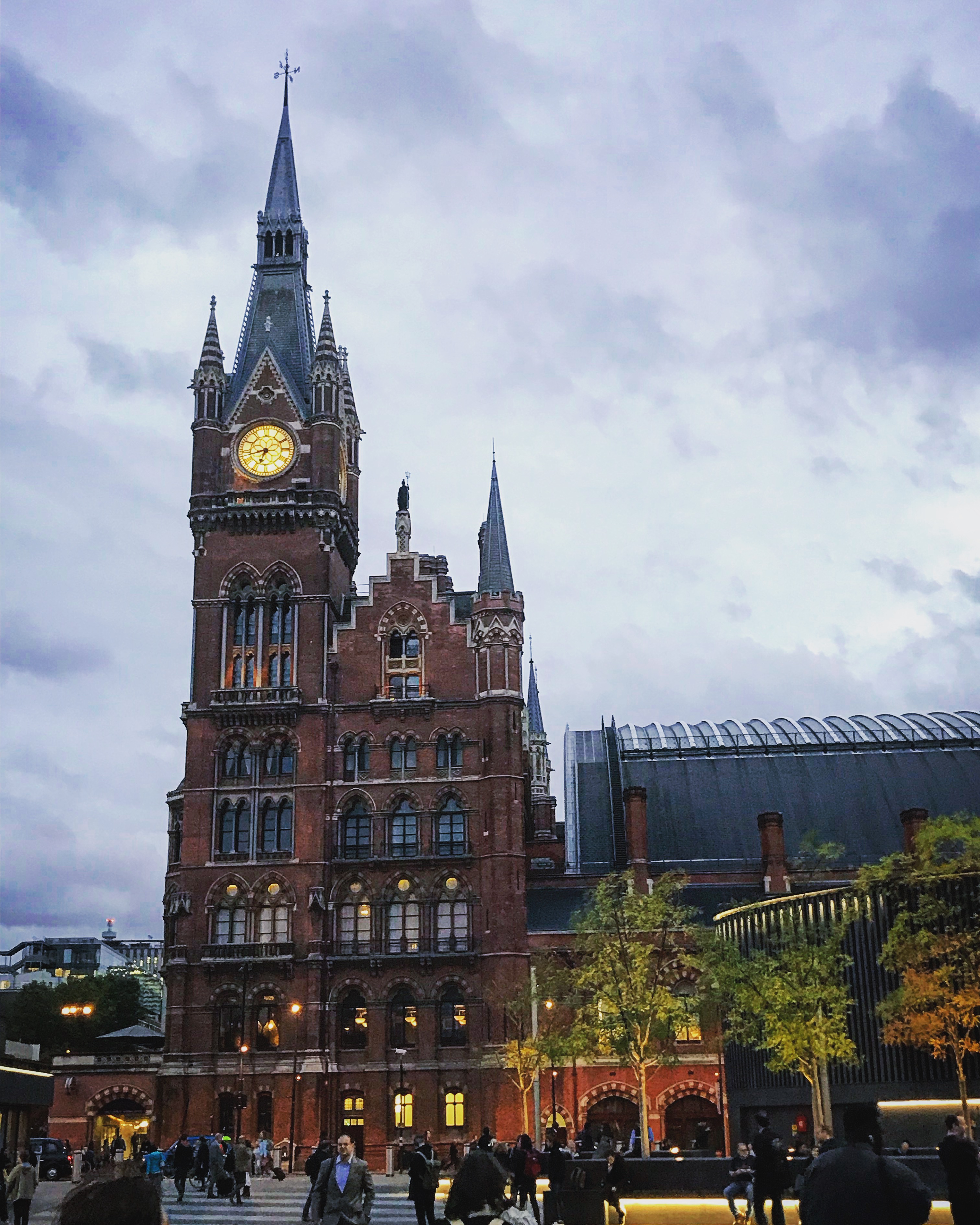 明天就到剑桥daytrip，就是从这个伦敦闻名的国王十字车站出发的