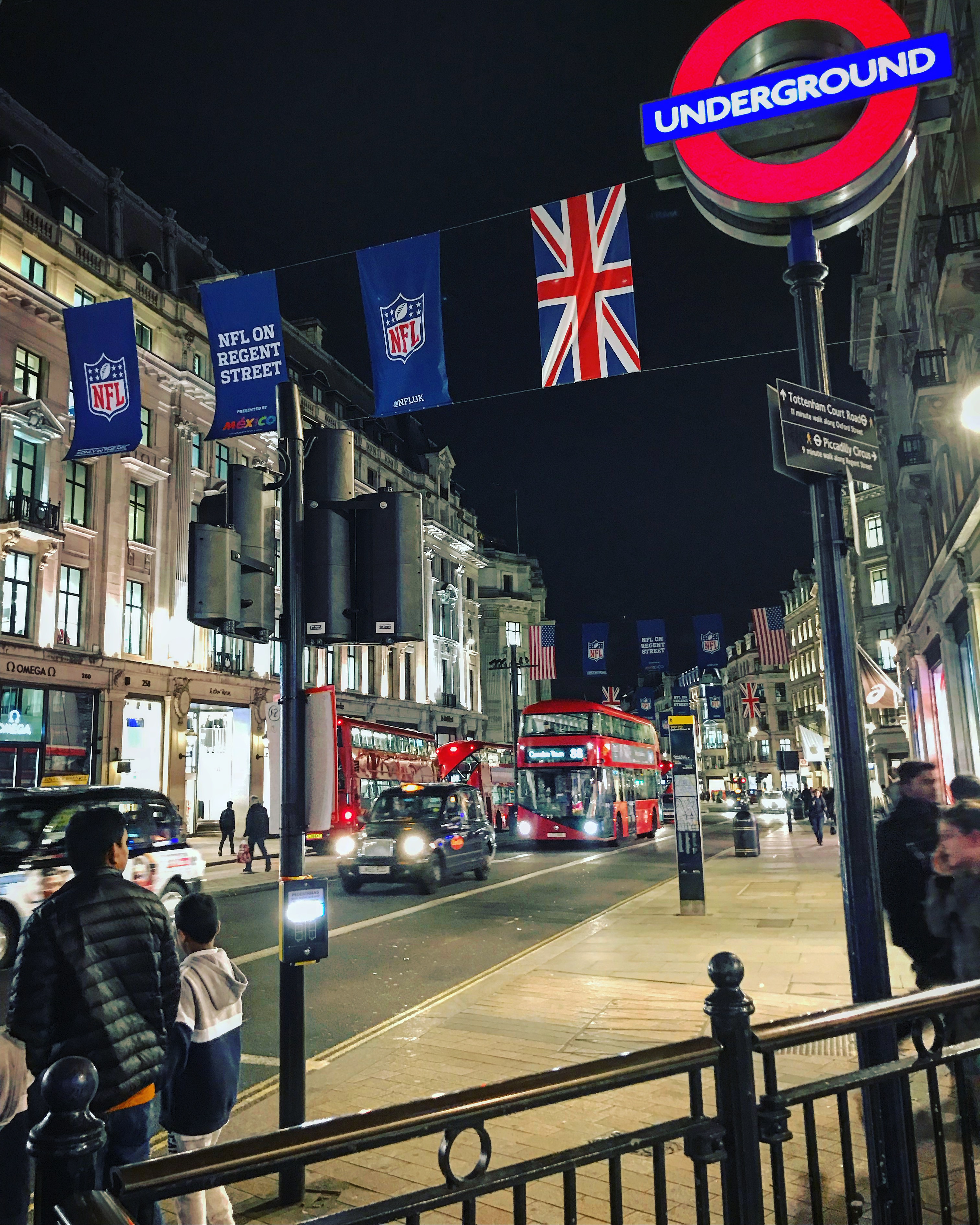 晚上，我们住在牛津街，伦敦也是一个不夜城，晚上还是车水马龙般的热闹