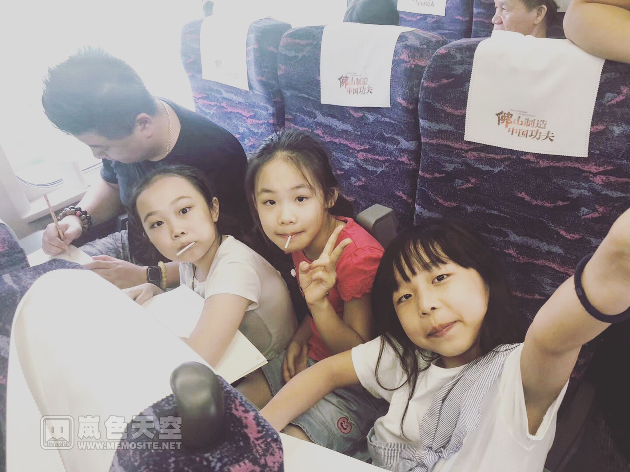 高铁到从江只需要3小时45分钟左右，途径桂林北，比开车去方便多了。车上被小美眉们围着要画画，无奈执笔重操旧业