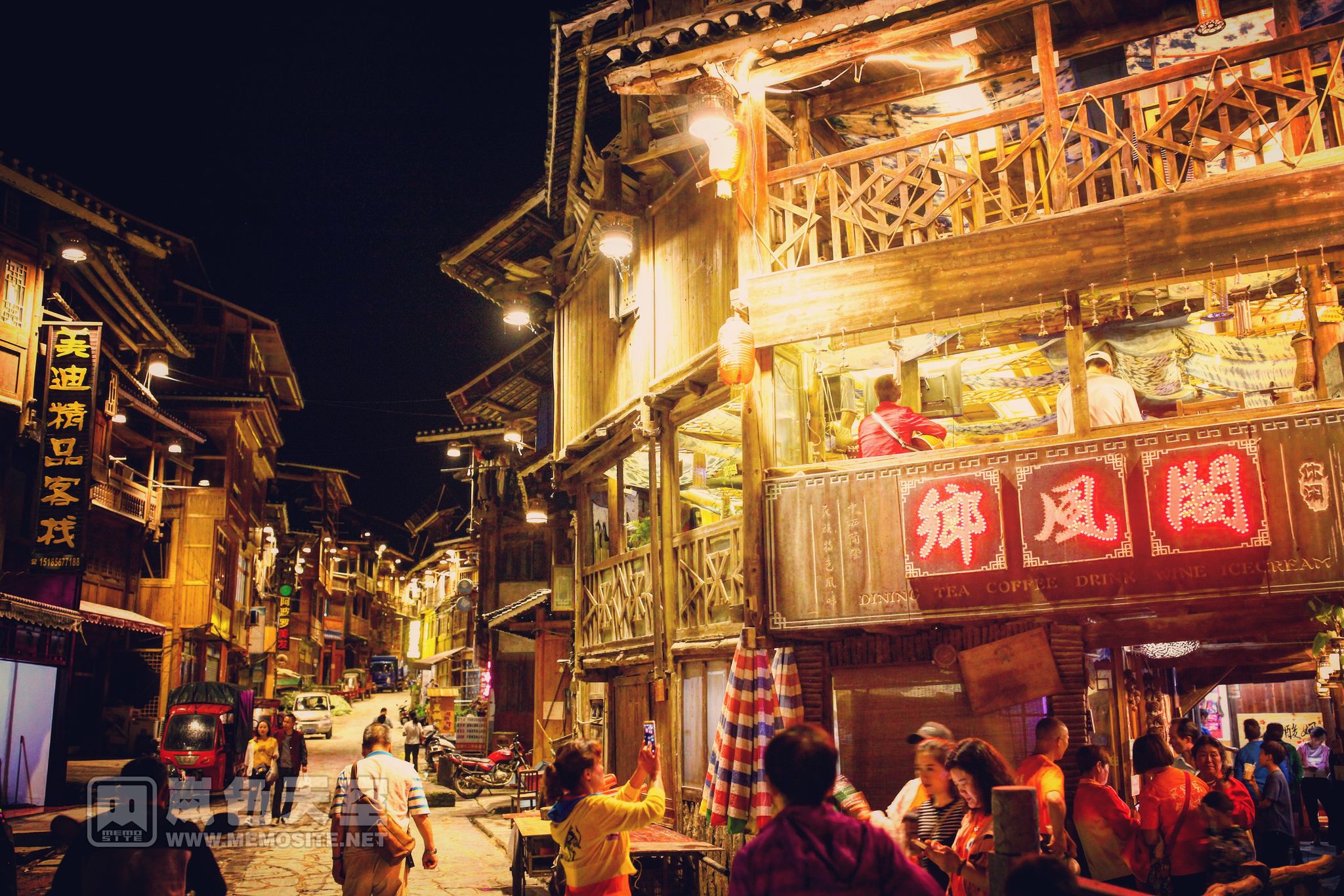 千与千寻般的侗寨夜景