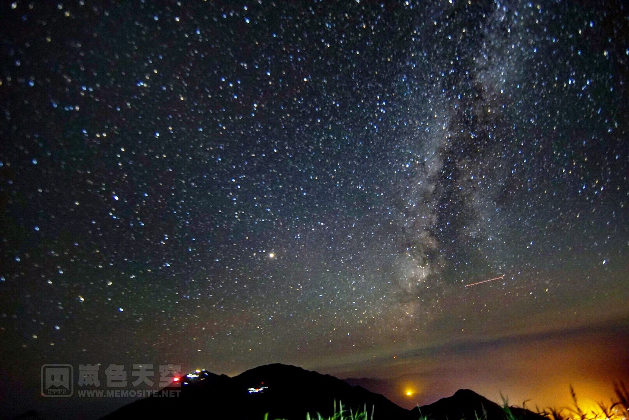 还好，据说半夜三点，月亮会降到地平线下，这时候有一个多小时可以拍到银河，前提是，能爬的起来