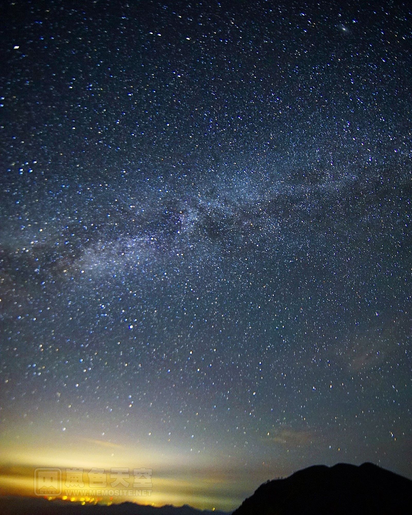 于是顶着凌晨的狂风，我在观景台竖起了小脚架，美美的把银河拍了个够！