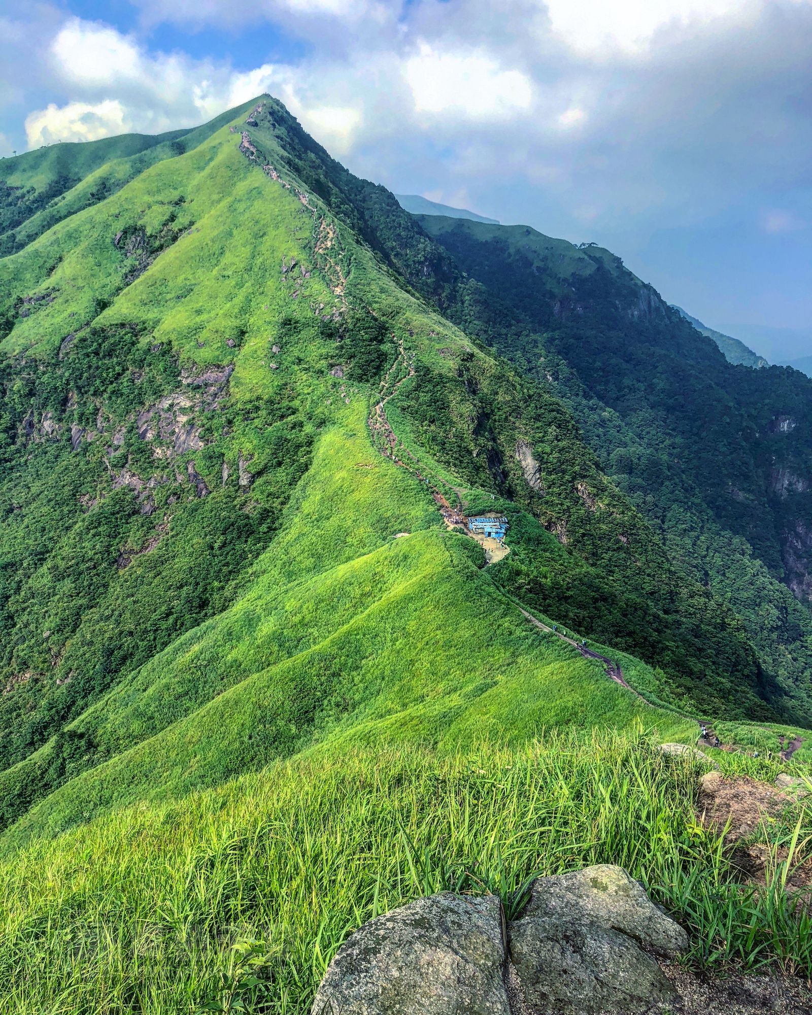 因为日出时云太厚，所以日出的照片就欠奉了，二话不说，准备挑战绝望坡！看到中间的房子了吗，那就是绝望坡的起点