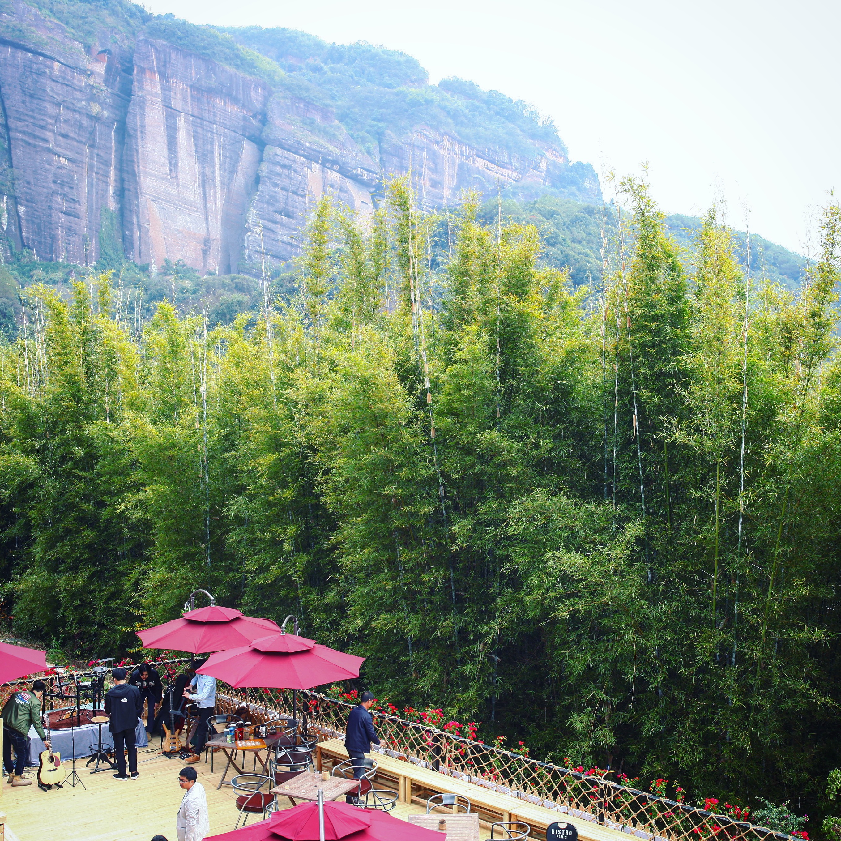 露台面对着就是大山脚下