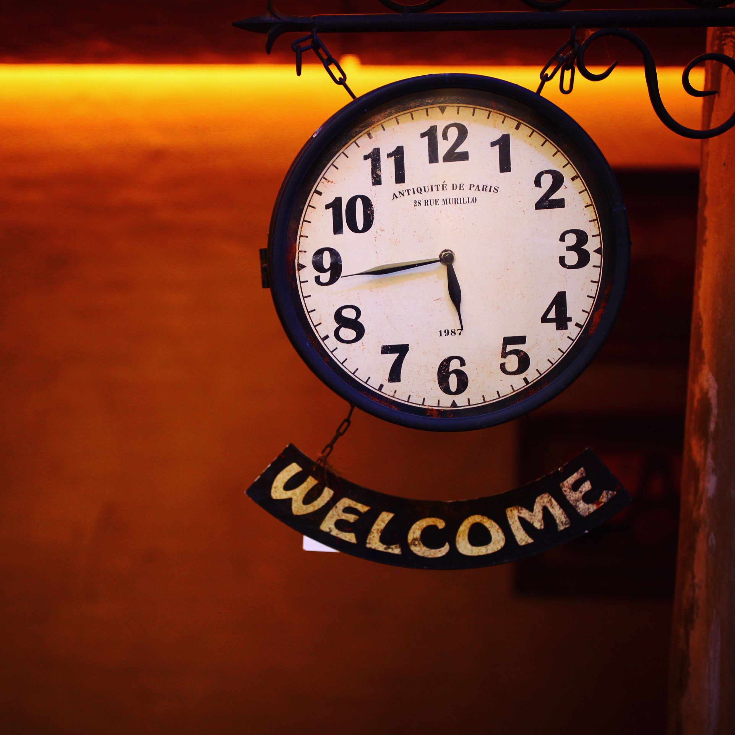 走道上的挂钟，相信是出镜率最高的一处