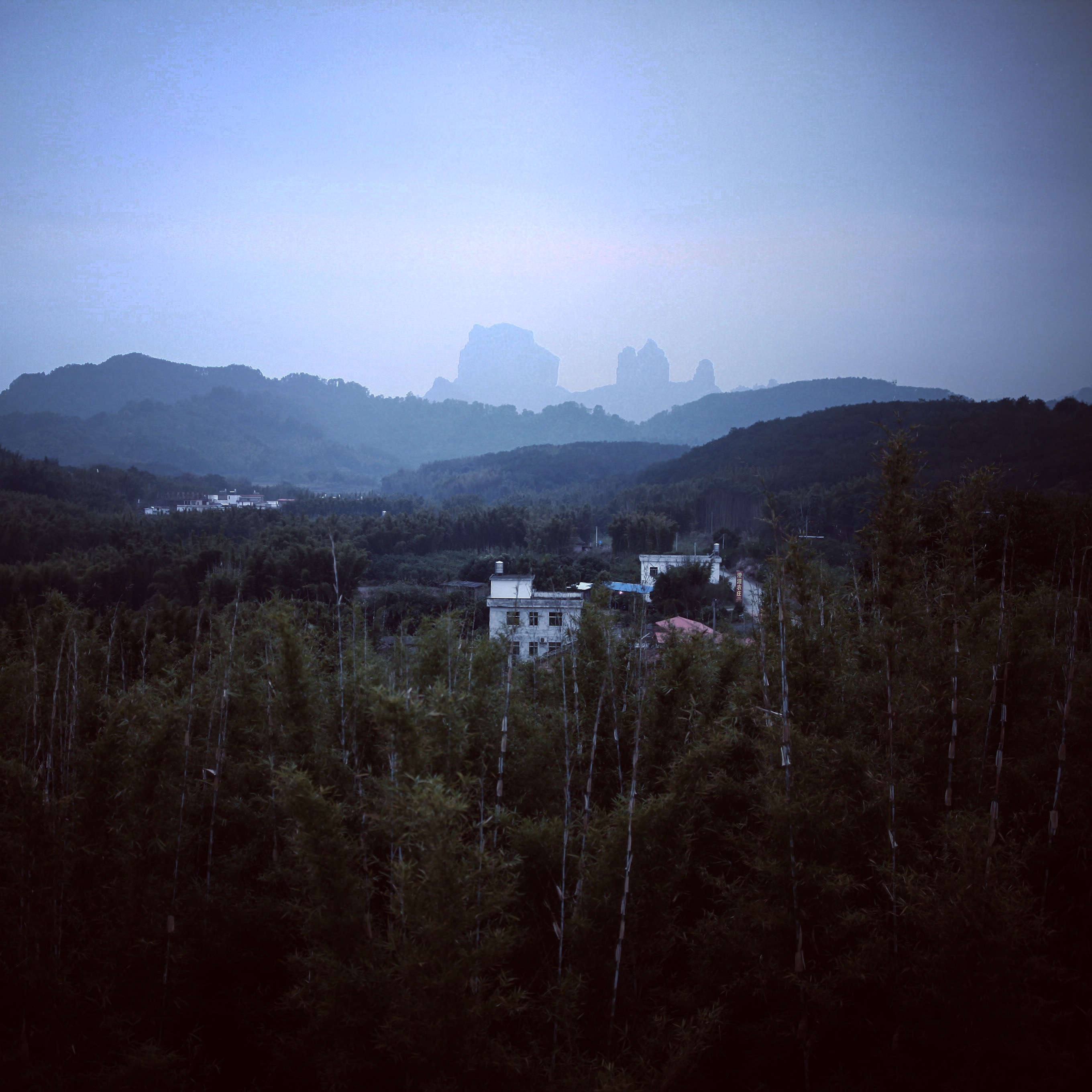 看，民宿就是坐落在如此的大山之中