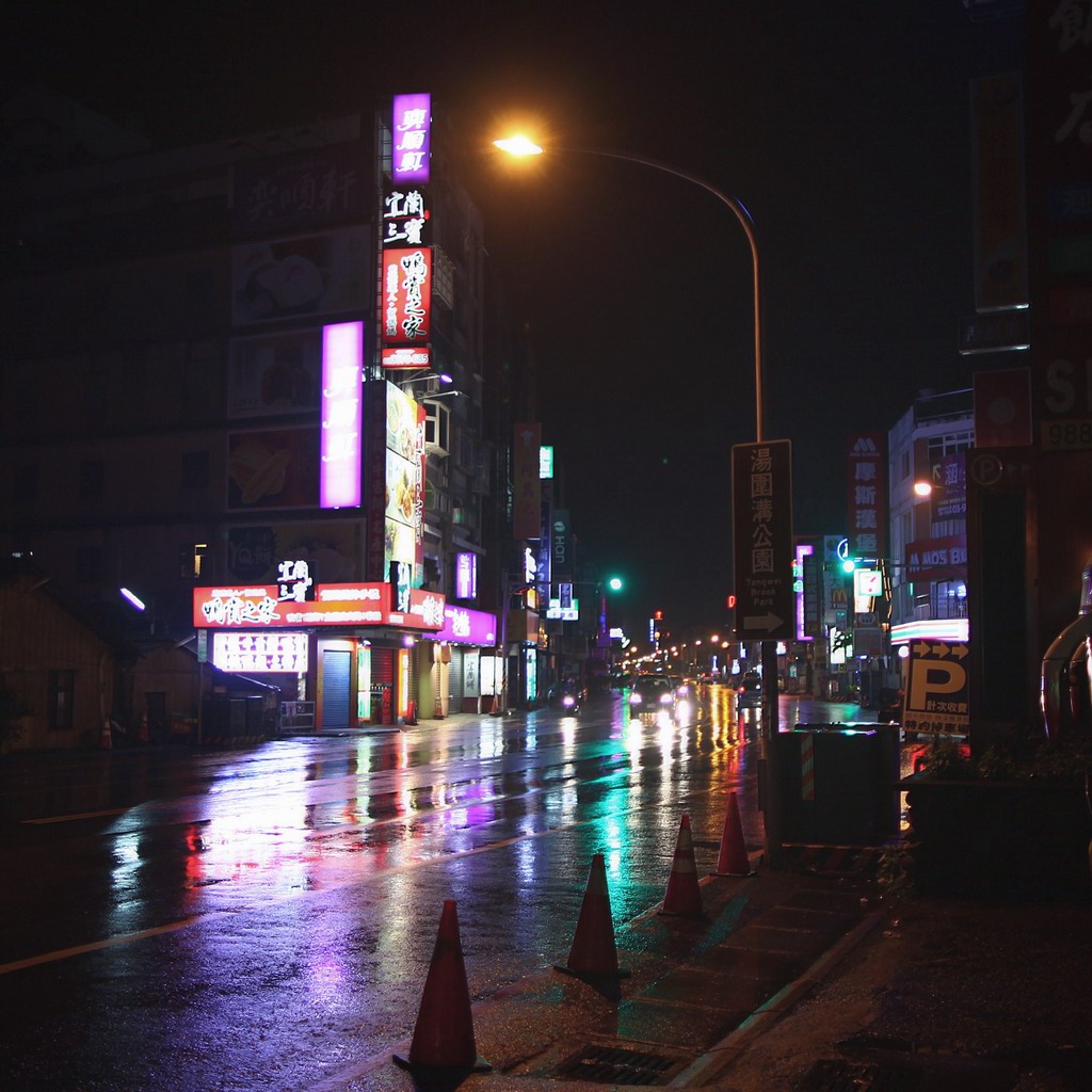 入夜的礁溪，刚下完雨，路上还是湿漉漉的