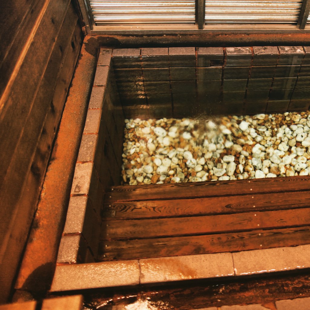 冷泉其实是常年22度的碳酸水，所以见到气泡一直在冒