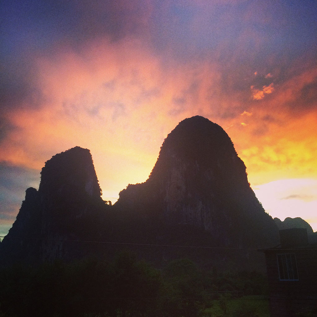 太阳下山了，夕阳暖暖的照在山上