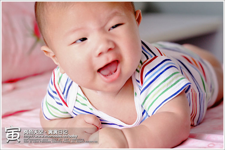 明知在拍照还在挤眉弄眼的小动作