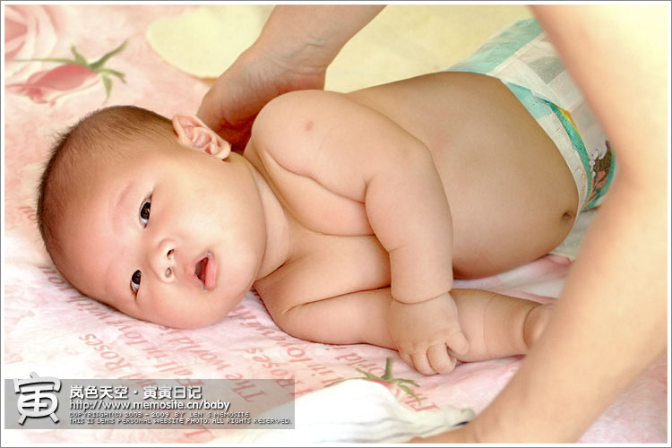 换衣服时间～寅寅的乳沟真没得说……妈妈羡慕死了