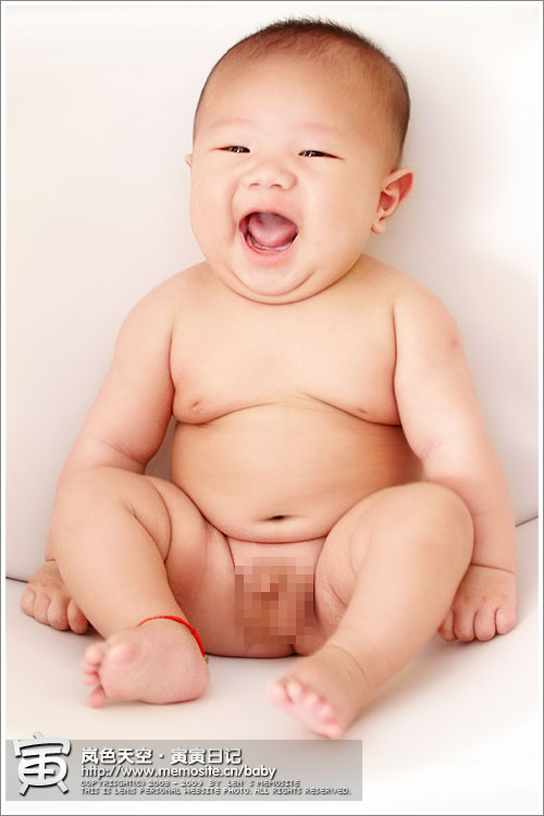 最后……居然给爸爸放在凳子上来了张全相，幸亏打了马赛克……