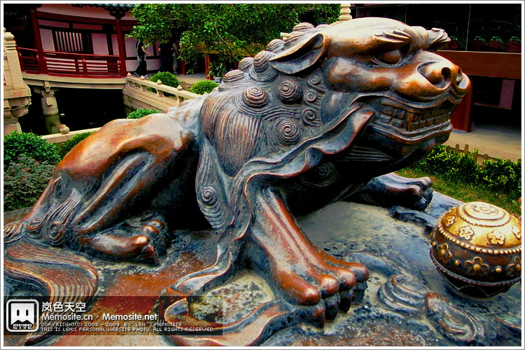 给游人擦得雪亮的铜狮