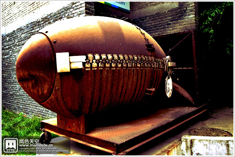 橄榄球？原子弹？拉链？hoho，看来要问问作者才行了