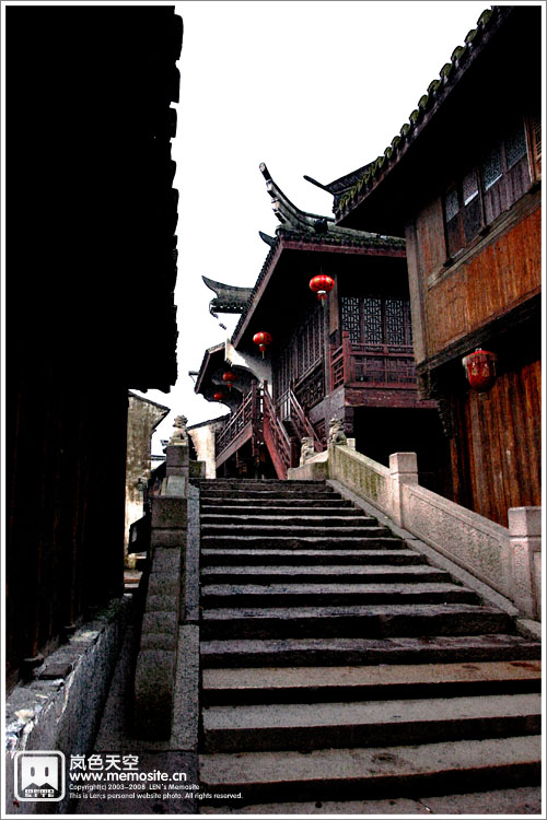 继续商业街游走中