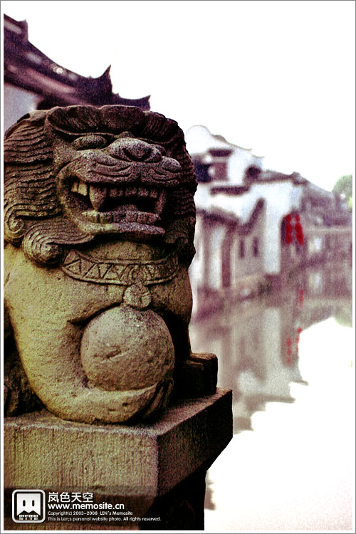 这里的石狮子配合当地的环境，很有感觉