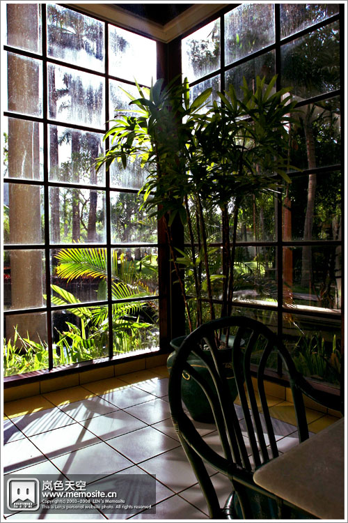 早上的餐厅一角