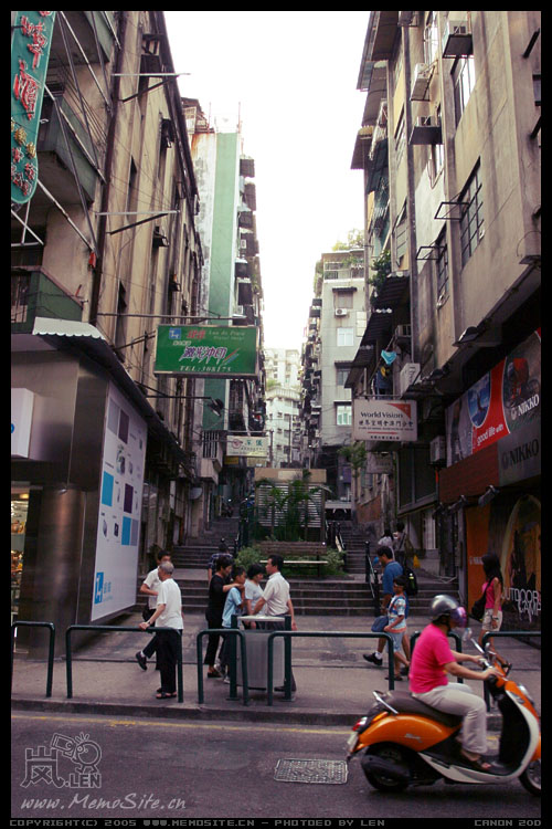 感觉在澳门抬起头，很少机会能看到大片的天空