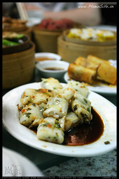 还是虾米肠，远处的春卷