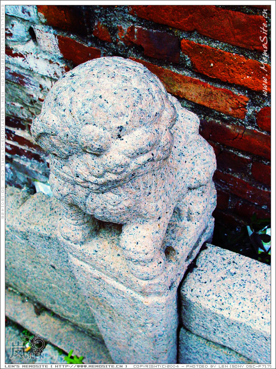 三孔石拱桥———巨济桥。桥身呈米白色，虽同样始建于宋代，但因在民国时期进行过重修，所以桥上的石栏、石狮等完好无损。