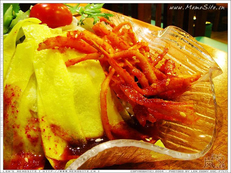 这碟是冷面，我吃的，卖相十分的不错！