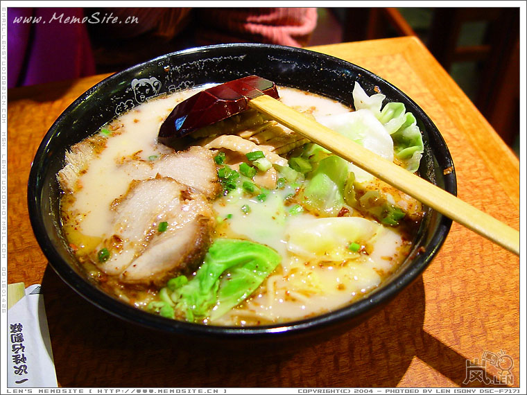 这个是拉面，具体叫什么拉面我也记不太清楚了