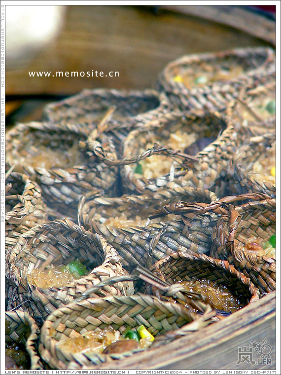 把一堆荷包饭放在一个大蒸笼里面。