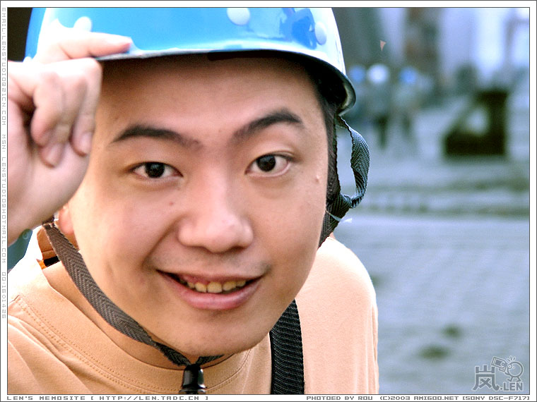 嘿嘿，自己客串一下：“老细，有乜好嘢介绍做下咁啊，记得关照声啊！”