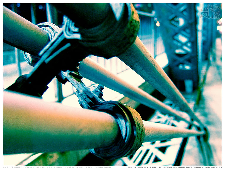 后来去了海珠桥，拍回来的作品不是很满意，因为桥面太颤了，站在快车道上就跟3级地震差不多，快门低于八分之一秒的基本上都虚了，可是大光圈又拍不出什么feel来，主要是广角端不够广，这是最郁闷的。所以，好歹上他一张交作业吧