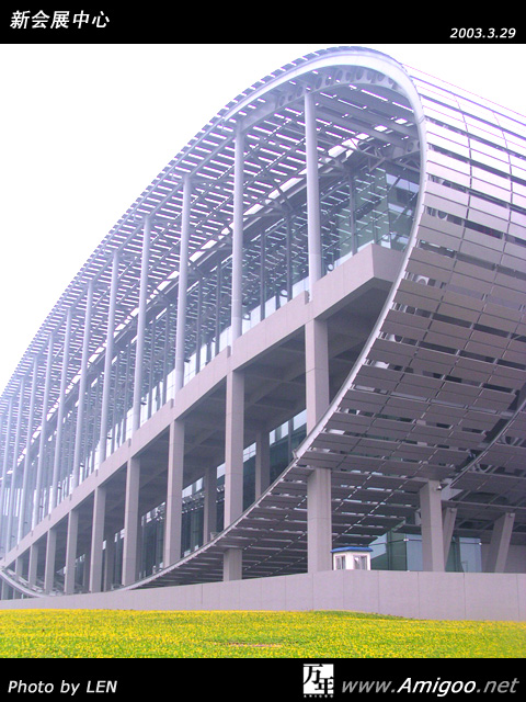 新绿上的圆弧，构成春天的线条