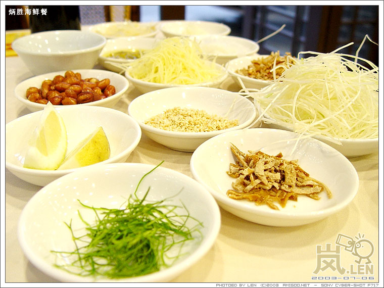 嚟嚟嚟，首先就係啲鱼生的配料。嘿嘿，品种俱全啊！