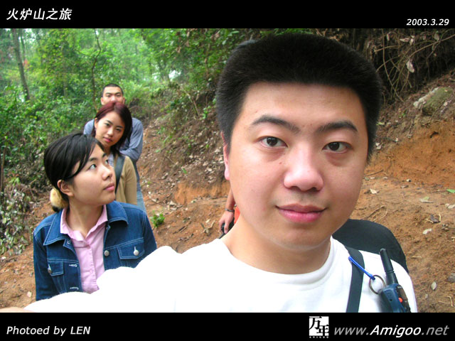 嘿嘿，显示3500自拍功能的好机会，来，先给自己来张～～嗯，后面的MM们还挺配合的做做组合～～不错不错～～