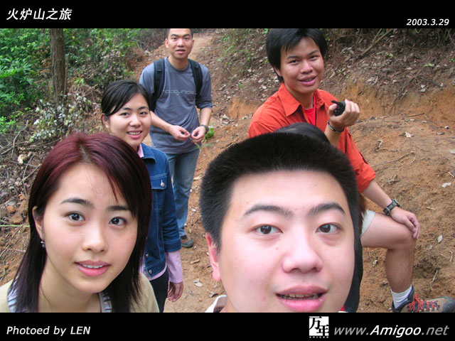 为了让大家心理平衡点，来张大家都有的，不过认真看看，我后头不知到藏了谁～～～～