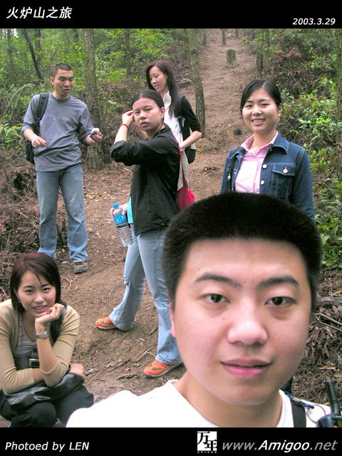 上山途中继续小休一会～～自拍的缺点就是让自己太显眼了～～嘿嘿