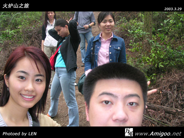 小糊涂仙很抓紧机会的凑过来，偶的瑜瑜也不甘示弱，猫儿迅速的摆出一个专业的pose，满满跟百爷公闻讯赶来，可惜我的快门已经按下了······