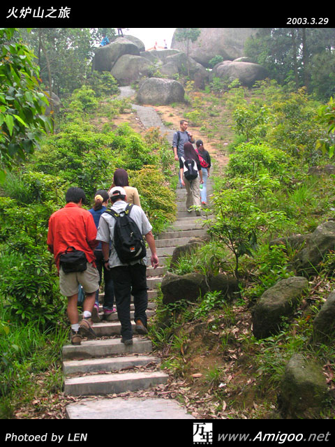 经过一轮长途的跋涉，终于看到攻略中所写到的主要目的景点：猪头石。这才发现，原来有一条铺的不错的人工石道从山脚一直铺到山顶的，回想一下，倒觉得我们比较像猪头～～