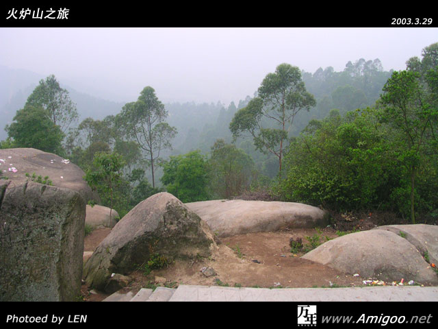 这就是相信是最高峰了吧，四处只看到一片云海，可能是雾大的原因吧，不过就是看上去比较的美。就是附近的环境不是保持的太干净。美中有点点不足。