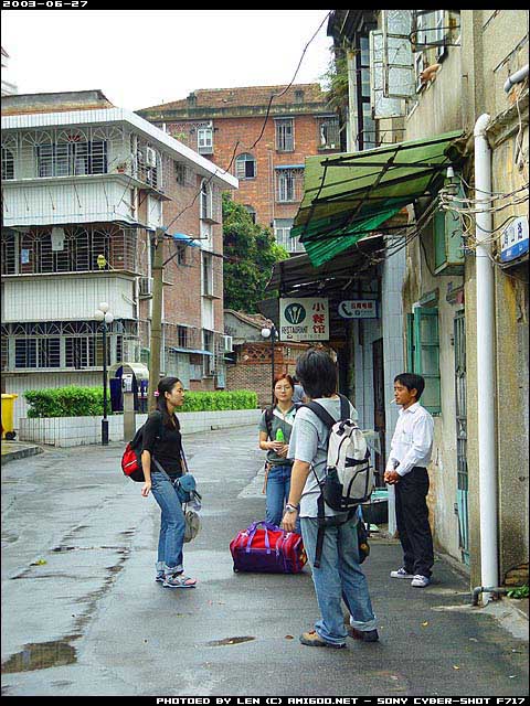 现在我们已经身在鼓浪屿,刚去完美华疗养院。如小静所说,那里确实拥有270度的无敌大海景。不过低头一看······才发觉,环绕疗养院的,是一片基督徒的坟场。布满整个山头,把美华疗养院包在中间。晚上挑战个人胆量倒是个不错的地方。问了价格,100元一人,空调还要另外算,10元一日······